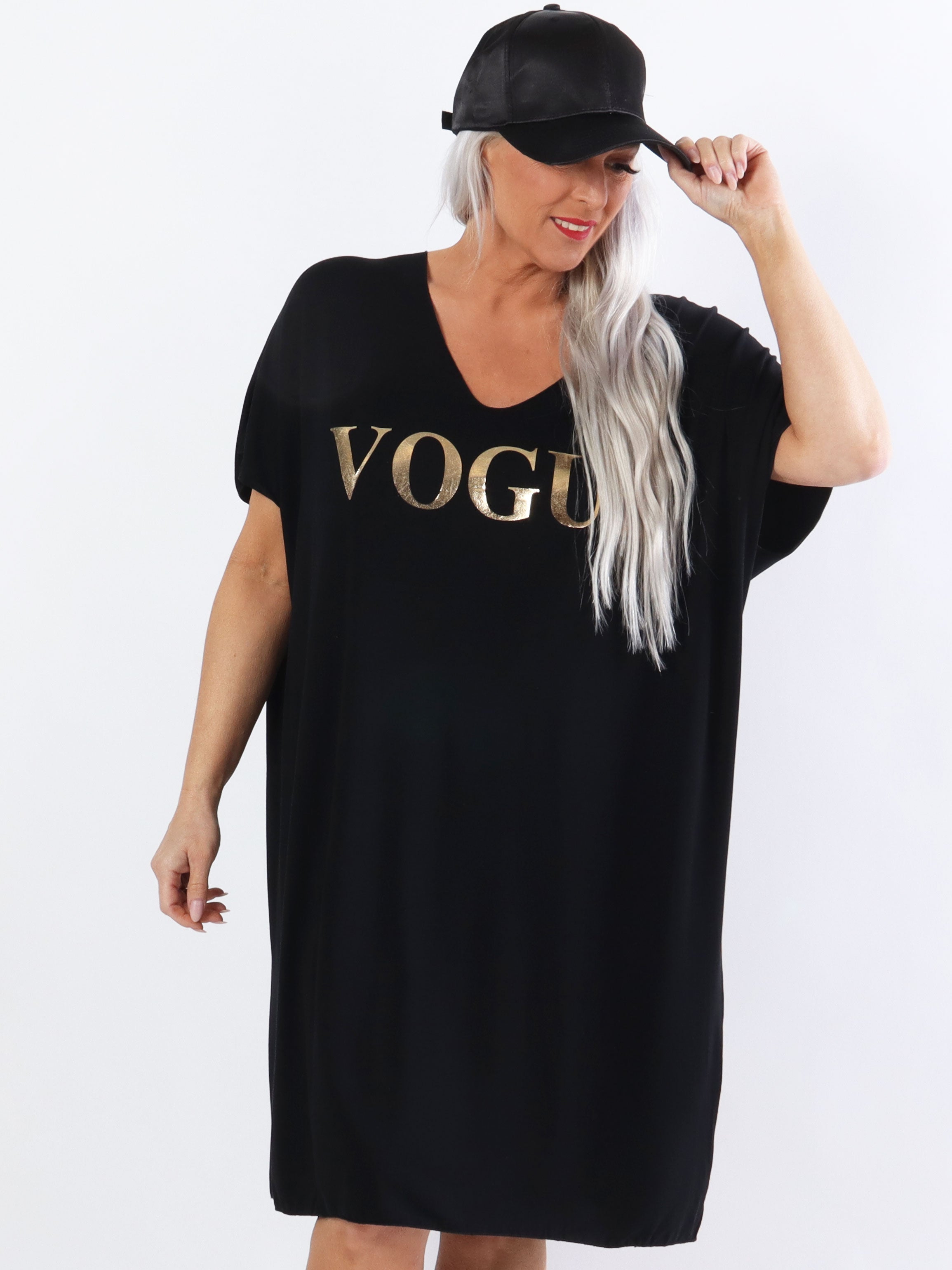 Vogue - Plus size t-shirt klänning i viskos med guldtryck